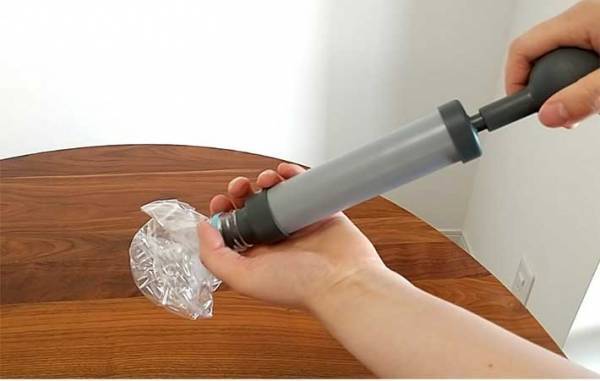 「重宝する」「これはすごい」　硬いペットボトルを一瞬でつぶす『１００均アイテム』に感動