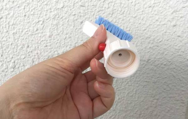 サッシレールに溜まった汚れを一掃！　ダイソーで買える『便利アイテム』が優秀