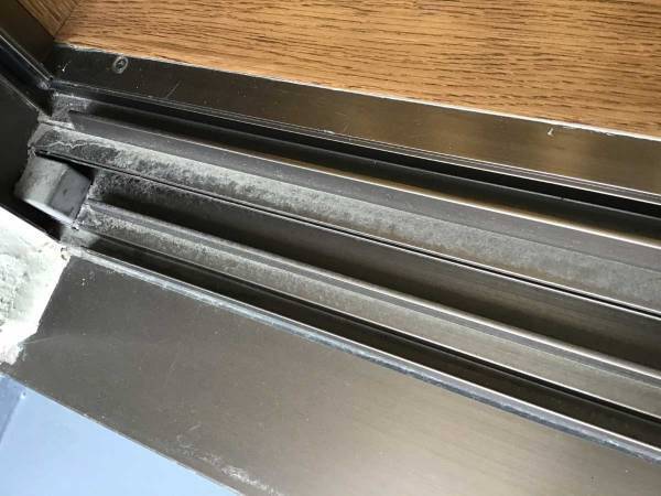 サッシレールに溜まった汚れを一掃！　ダイソーで買える『便利アイテム』が優秀