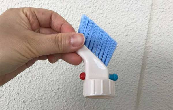 サッシレールに溜まった汚れを一掃！　ダイソーで買える『便利アイテム』が優秀