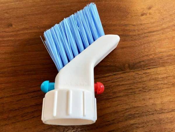 サッシレールに溜まった汚れを一掃！　ダイソーで買える『便利アイテム』が優秀