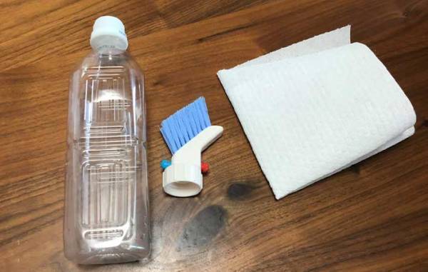 サッシレールに溜まった汚れを一掃！　ダイソーで買える『便利アイテム』が優秀