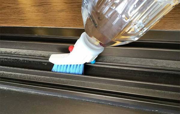 サッシレールに溜まった汚れを一掃！　ダイソーで買える『便利アイテム』が優秀