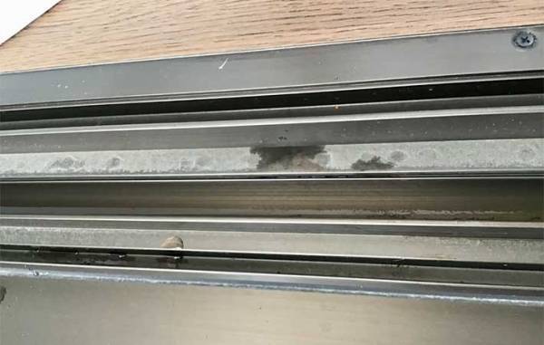 サッシレールに溜まった汚れを一掃！　ダイソーで買える『便利アイテム』が優秀