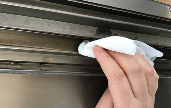 サッシレールに溜まった汚れを一掃！　ダイソーで買える『便利アイテム』が優秀