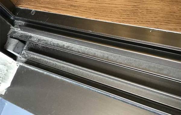 サッシレールに溜まった汚れを一掃！　ダイソーで買える『便利アイテム』が優秀