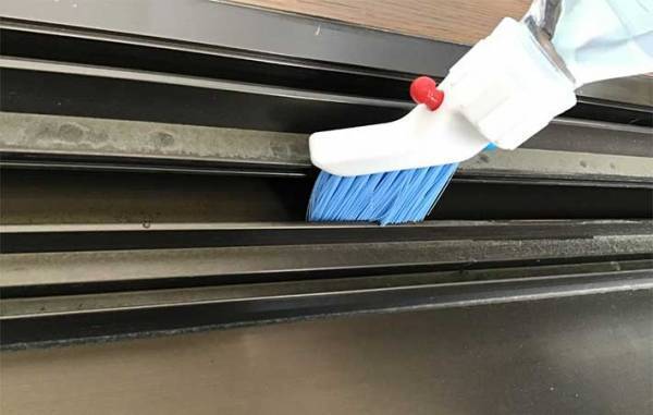 サッシレールに溜まった汚れを一掃！　ダイソーで買える『便利アイテム』が優秀