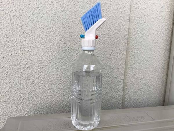 サッシレールに溜まった汚れを一掃！　ダイソーで買える『便利アイテム』が優秀