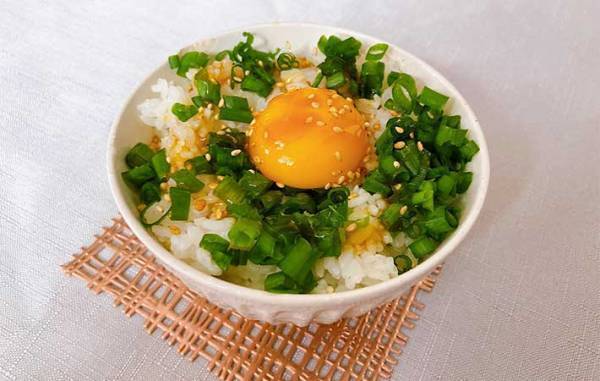 自宅でウニざんまい！　ドン・キホーテの『雲丹ソース』で、サラダと白米がワンランクアップ