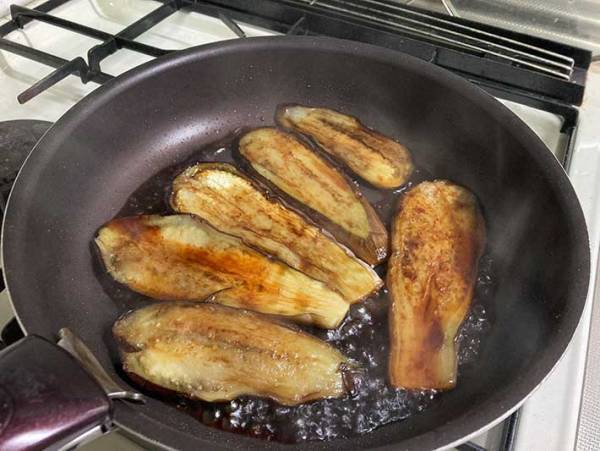 「間違いなくおいしいやつ」「ご飯を巻いて食べたい！」　ナスを『黄金比』で味付けすると？