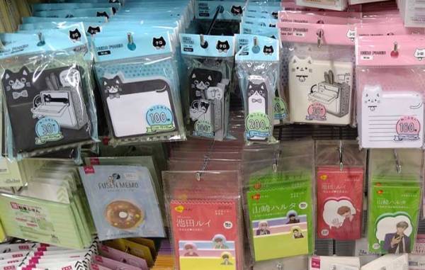 「ありそうでなかった！」　ダイソーのケース付き『ねこふせん』が、持ち運びにも便利