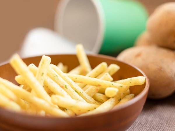 「度肝を抜かれるのでは」　本郷奏多が紹介した、指を汚さずじゃがりこを食べる方法