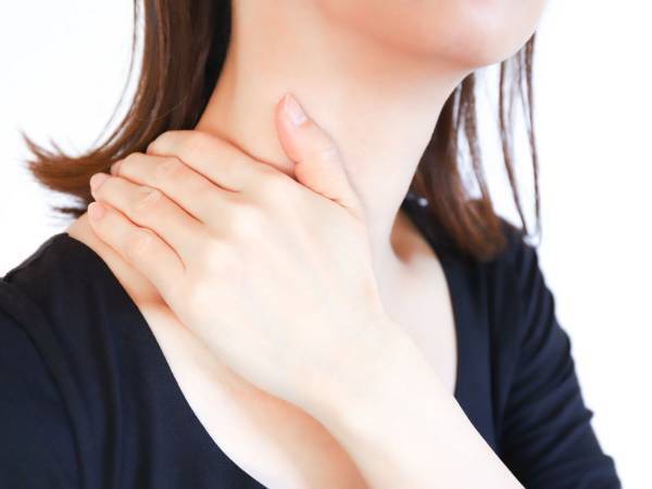 スマホ首で悩んでるなら…　フィットネストレーナーが教える「６秒」首コリ解消ストレッチ