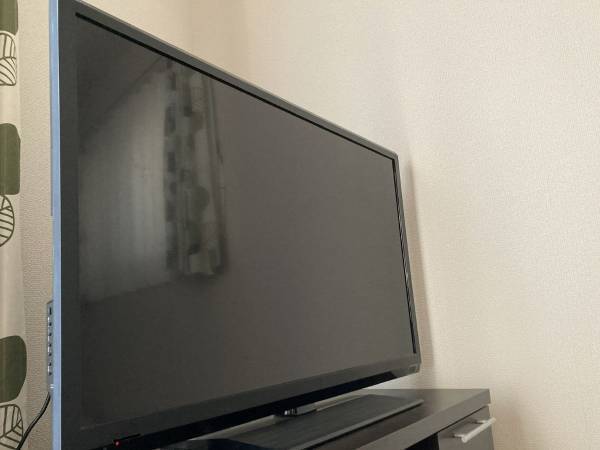 キッチンペーパー万能すぎない！？　テレビ画面の手垢を拭き取る裏技がすごい