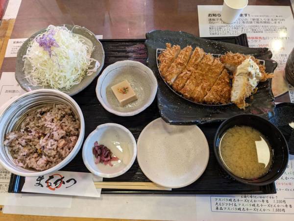 ツッコミどころがたくさん！　飲食店ののぼりと店内の光景が？