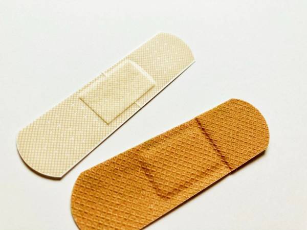 手洗いしても剥がれにくい！　指先に絆創膏を貼る時のコツに「知らなかった」「めちゃくちゃ使える」