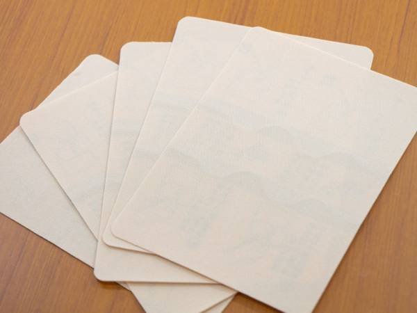 「なるほど」「次からやる」　ふにゃふにゃの湿布をスパッと切る方法が画期的