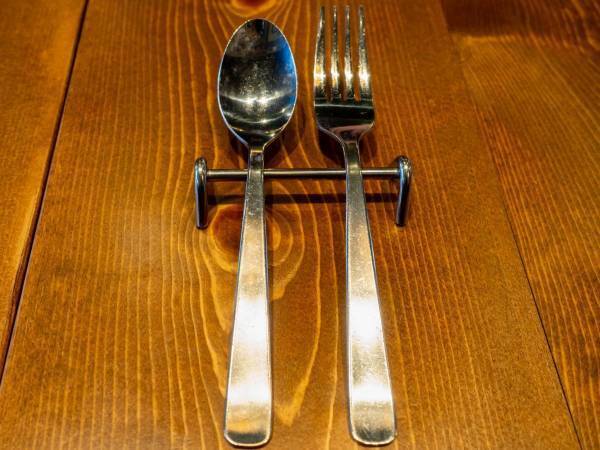 見違える輝き！　くすんだ銀食器がピカピカになるお手入れテク