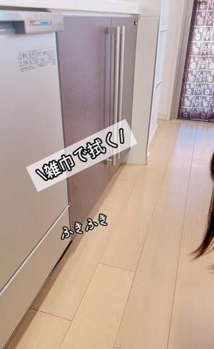 お湯に○○を入れて拭くと…？　キッチン床のベタつき汚れを５分でスッキリさせる裏技