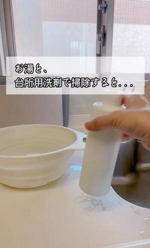 お湯に○○を入れて拭くと…？　キッチン床のベタつき汚れを５分でスッキリさせる裏技