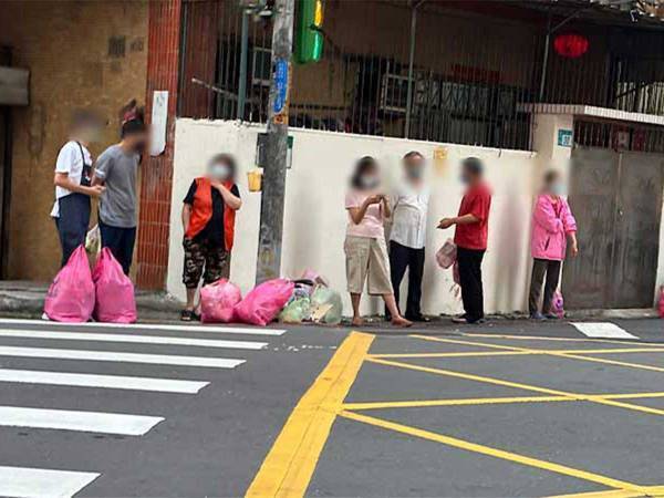 たくさんのゴミ袋を持った人の行列　意外過ぎる理由に「これは大変」「油断できない」