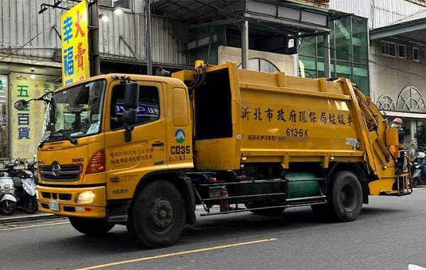 たくさんのゴミ袋を持った人の行列　意外過ぎる理由に「これは大変」「油断できない」