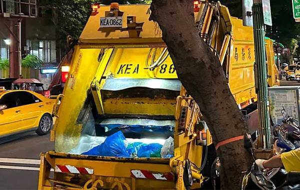 たくさんのゴミ袋を持った人の行列　意外過ぎる理由に「これは大変」「油断できない」