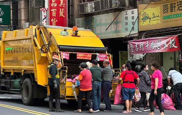 たくさんのゴミ袋を持った人の行列　意外過ぎる理由に「これは大変」「油断できない」