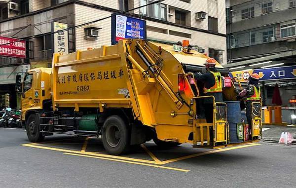 たくさんのゴミ袋を持った人の行列　意外過ぎる理由に「これは大変」「油断できない」