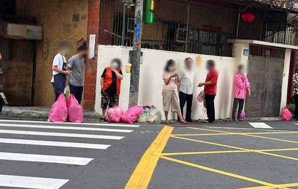 たくさんのゴミ袋を持った人の行列　意外過ぎる理由に「これは大変」「油断できない」