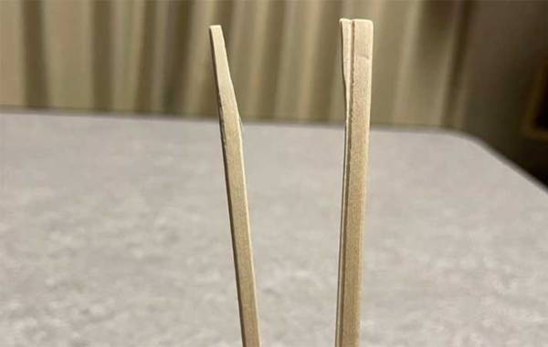 割り箸を一瞬で『左右均等に割るコツ』　「見違えた」「教えたらみんな感動」