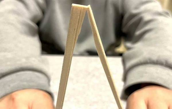 割り箸を一瞬で『左右均等に割るコツ』　「見違えた」「教えたらみんな感動」