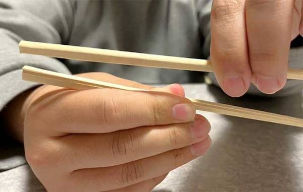 割り箸を一瞬で『左右均等に割るコツ』　「見違えた」「教えたらみんな感動」