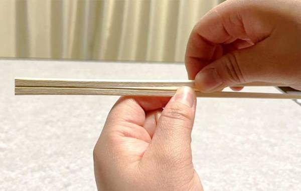 割り箸を一瞬で『左右均等に割るコツ』　「見違えた」「教えたらみんな感動」