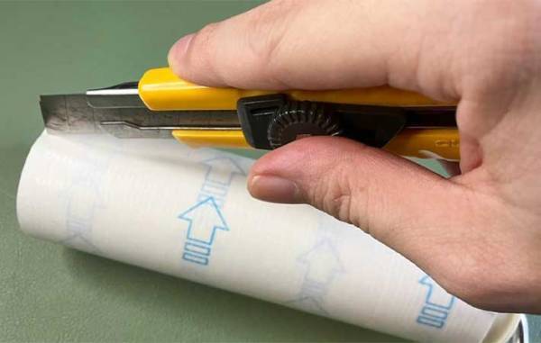 切れ目を見失ったクリーナー　簡単に剥がす方法に「もうイライラしない！」