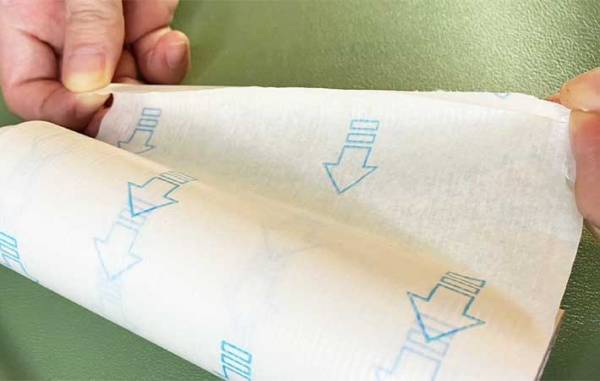 切れ目を見失ったクリーナー　簡単に剥がす方法に「もうイライラしない！」