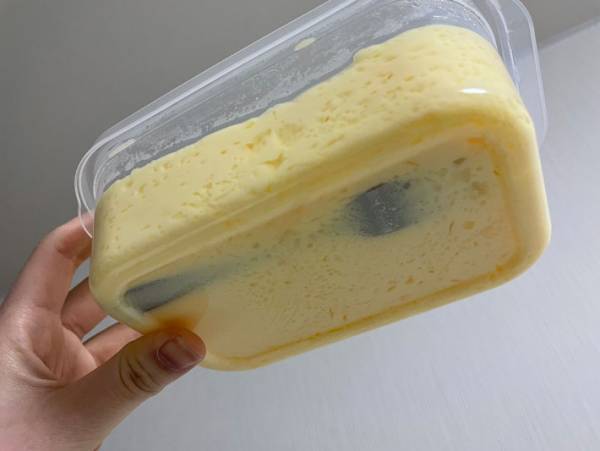 完成したプリンを見て、あ然…　容器を持ち上げると？