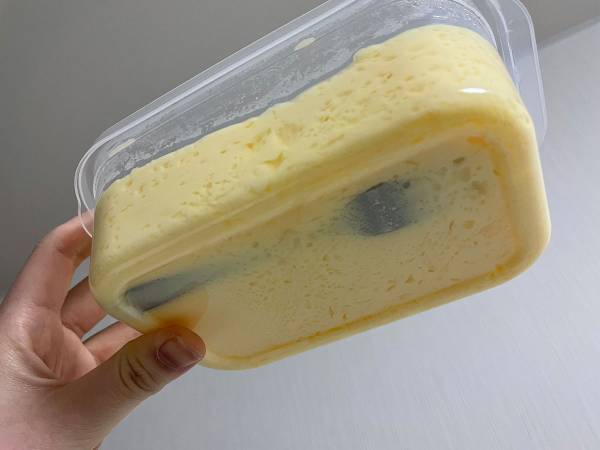 完成したプリンを見て、あ然…　容器を持ち上げると？