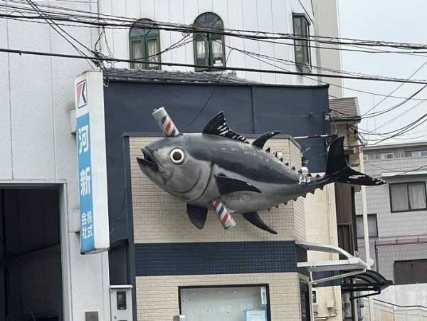 「何の店なの？」　理髪店のグルグルが突き刺さったマグロの看板に、ネットは困惑