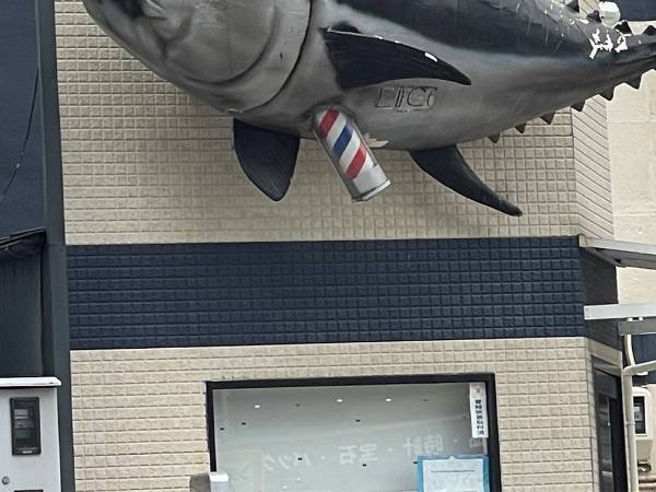 「何の店なの？」　理髪店のグルグルが突き刺さったマグロの看板に、ネットは困惑