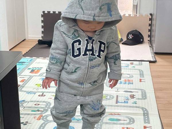 悲しいけど精一杯のバイバイを…　兄を見送る１歳児に「キュンとする」「かわいい」