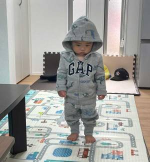 悲しいけど精一杯のバイバイを…　兄を見送る１歳児に「キュンとする」「かわいい」