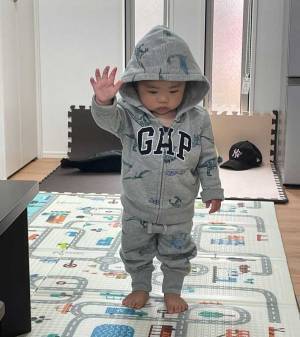 悲しいけど精一杯のバイバイを…　兄を見送る１歳児に「キュンとする」「かわいい」