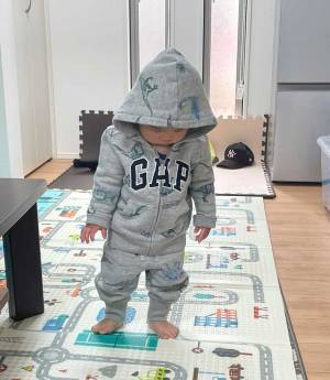 悲しいけど精一杯のバイバイを…　兄を見送る１歳児に「キュンとする」「かわいい」