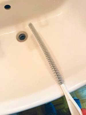 ダイソーで買った『パイプクリーナー』で洗面台の排水口をゴシゴシ！　すると中から…