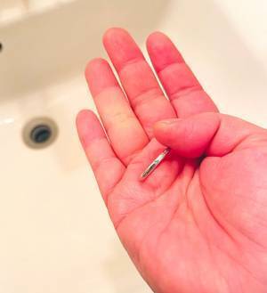 ダイソーで買った『パイプクリーナー』で洗面台の排水口をゴシゴシ！　すると中から…