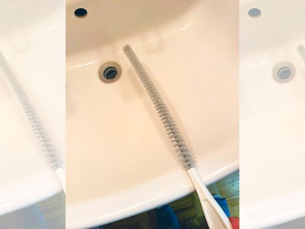 ダイソーで買った『パイプクリーナー』で洗面台の排水口をゴシゴシ！　すると中から…