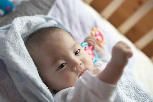 生後８か後経つのに『寝返り』をしない我が子　不安に思った親が小児科で相談すると？