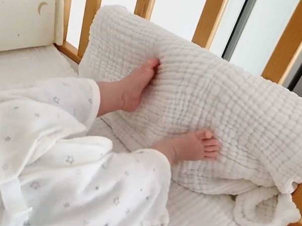 赤ちゃんが大喜びで蹴っていたもの、実は…？　「素晴らしい」「天才ですか！？」