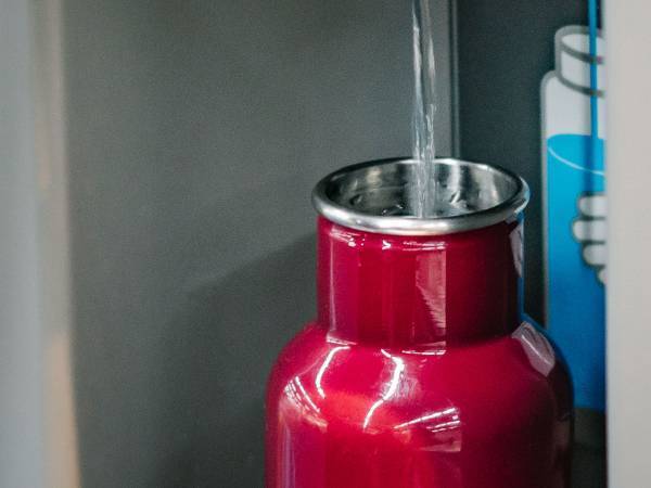 マグボトルの水を『キンキン』に保つ、簡単な方法に「知らなかった」「暑い時期に助かりそう」